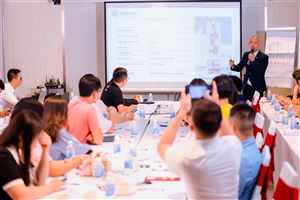 Cao Thái Toàn trình bày dự án bất động sản dòng tiền tại buổi Cafe Talk
