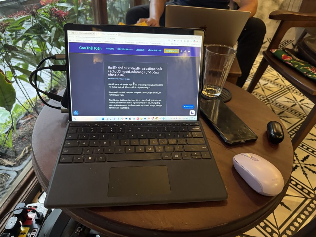 Anh Toan lam viec voi laptop ban dem