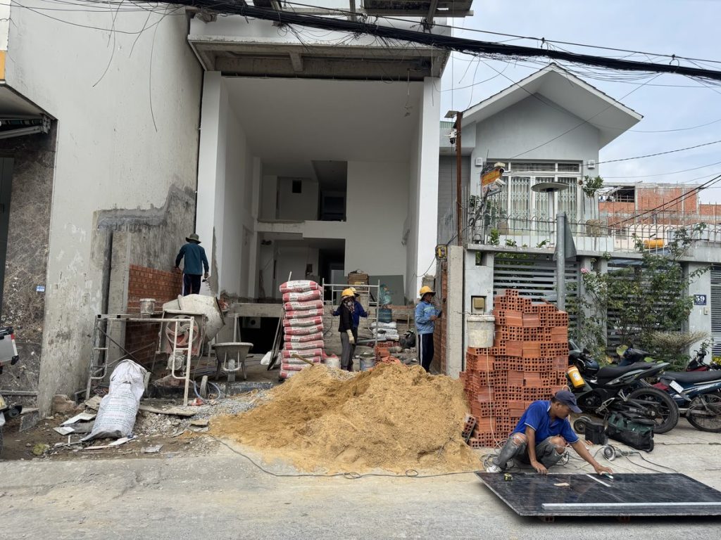 Công trình nhà phố đường Lê Thị Nho quận 12 đang hoàn thiện mặt tiền