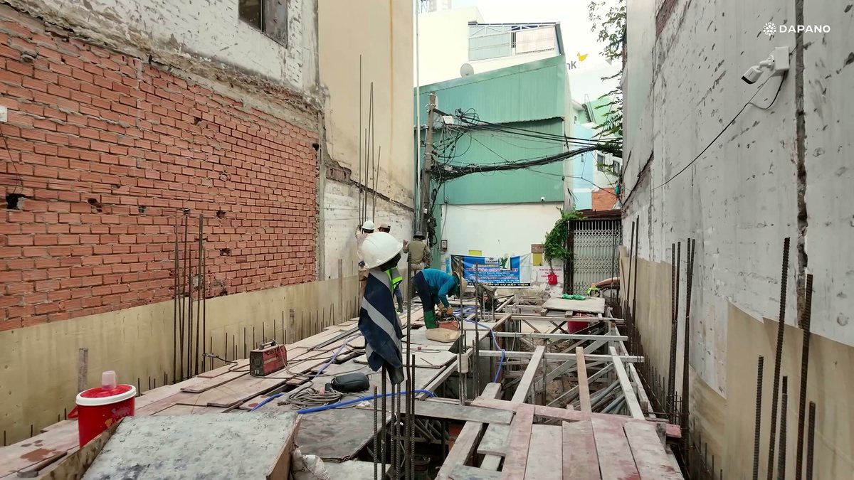 Công trường thi công vách hầm trong con hẻm nhỏ ở Sài Gòn