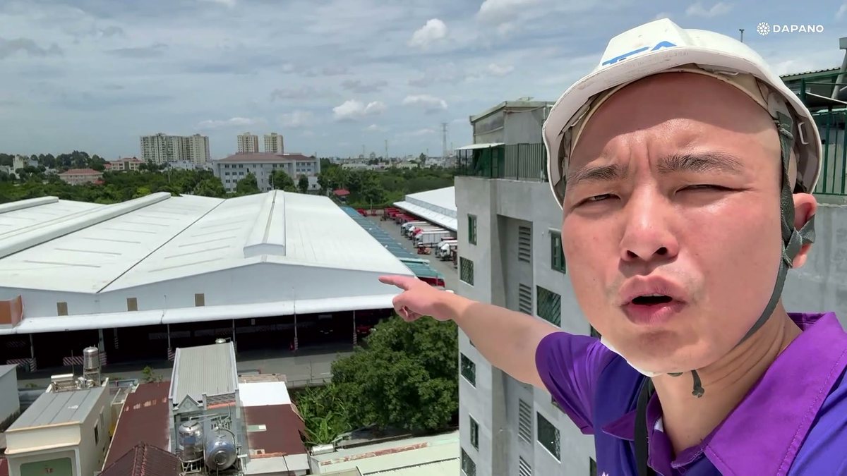 Cao Thái Toàn khảo sát vị trí từ tầng cao của công trình