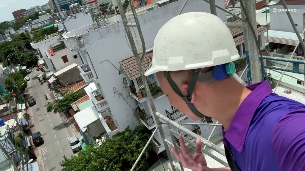 Nhìn từ giàn giáo công trình xuống khu dân cư Sài Gòn