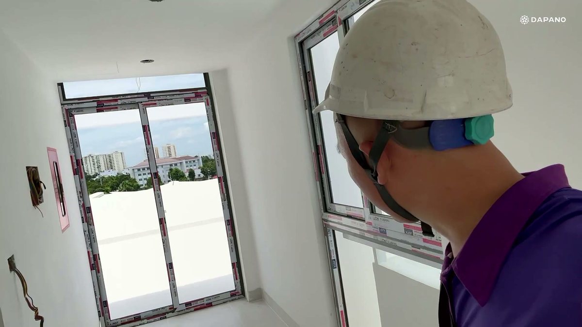 Căn phòng mới hoàn thiện với cửa kính nhìn ra khu dân cư
