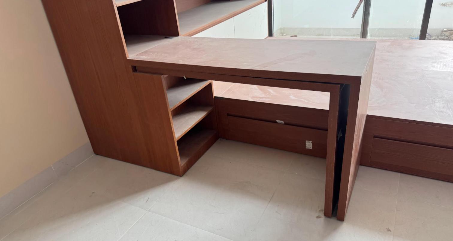 Góc bàn học và giường bục gỗ trong một phòng cho thuê vừa hoàn thiện